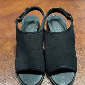 Aerosoles Never Worn 8.5 with 2.5 inch heel so cushy and adjustable strap CUTE